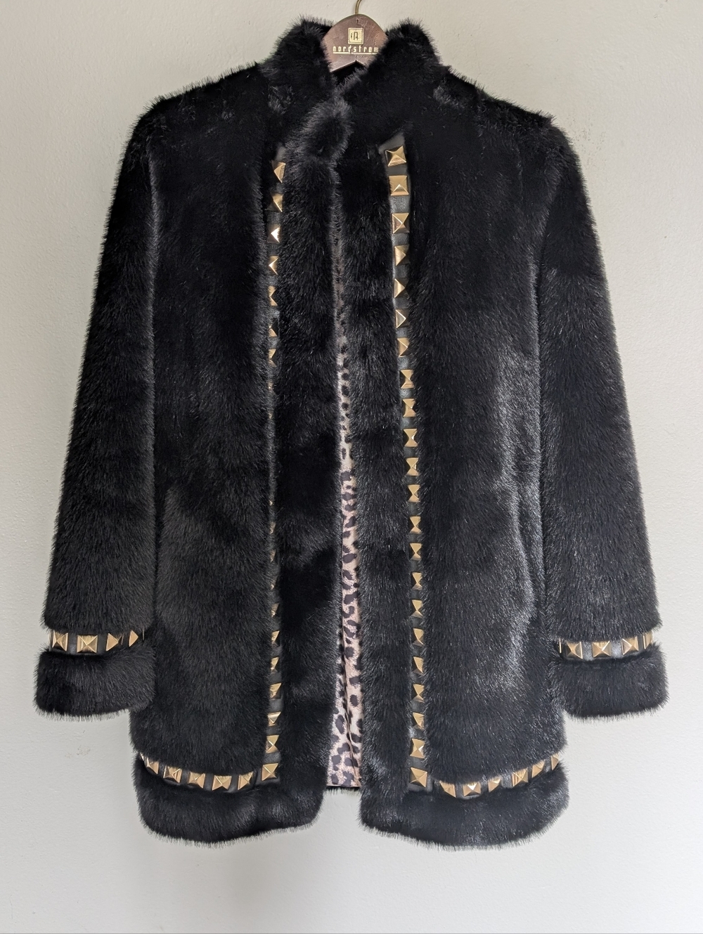 This Boston Proper faux fur jacket is giving full mob wife, glam, baddie XS